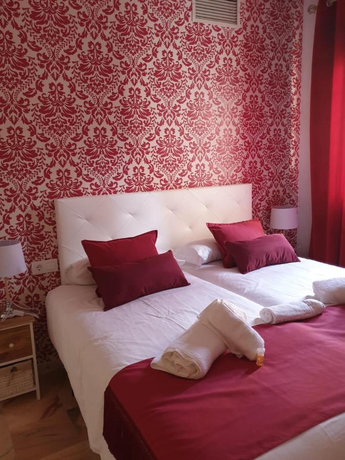 Apartamentos Dona Lola Seville Room photo